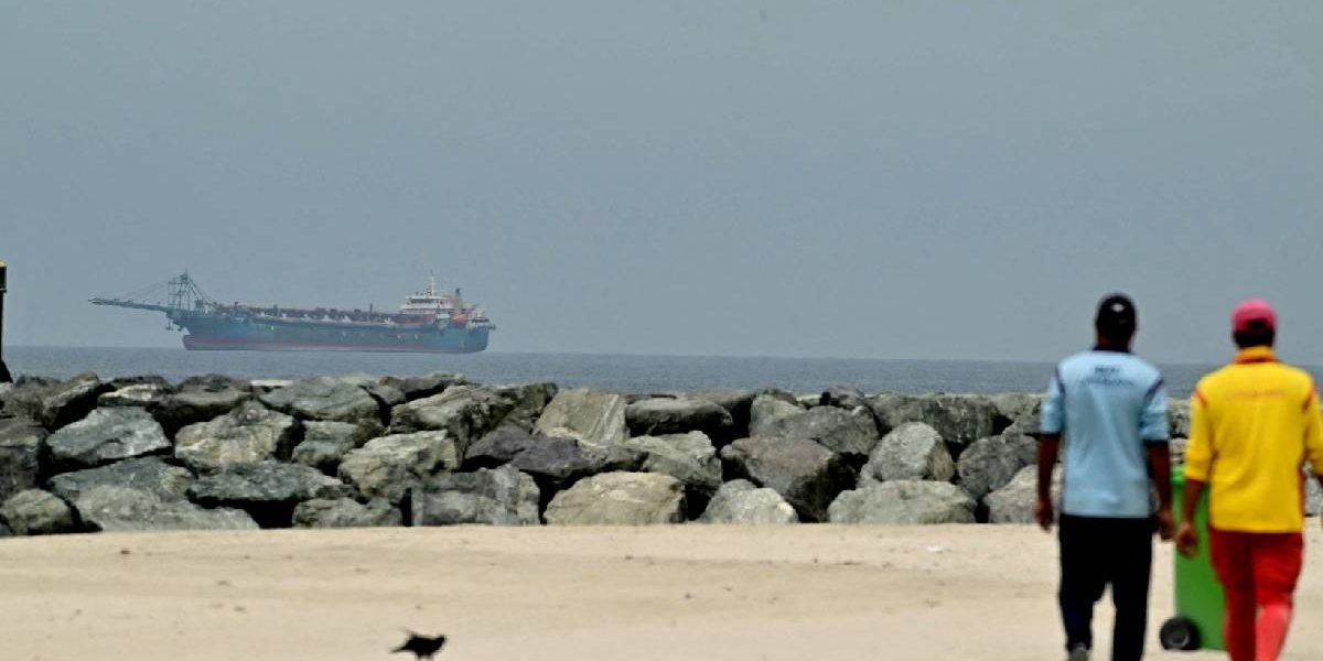 Iranul oprește exporturile de petrol, SUA trimite 10.000 de soldați