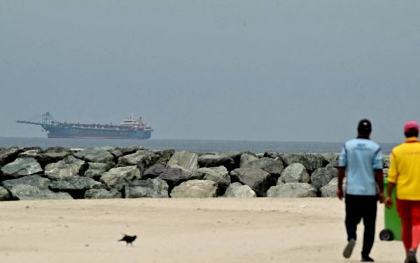 Iranul oprește exporturile de petrol, SUA trimite 10.000 de soldați