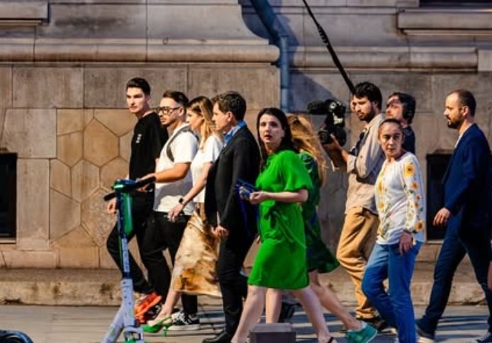 Anchetă DIICOT despre senzaționala campanie de dezinformare din preajma alegerilor din 2025 Ancheta DIICOT referitoare la distribuirea fotografiilor controversate de Elena Lasconi în timpul campaniei prezidențiale din 2025 nu s-a încheiat încă