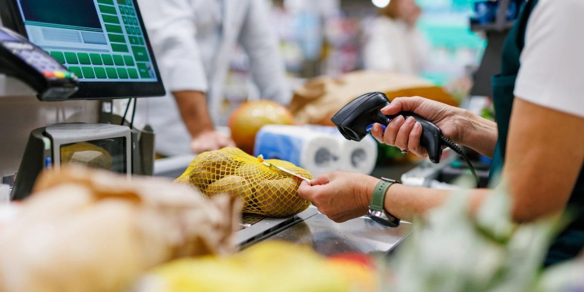 O femeie care lucra ca casieră într-un centru comercial din Modena, Italia, a fost concediată după ce nu a înregistrat la casă o oală şi o strecurătoare în valoare de 30 de euro