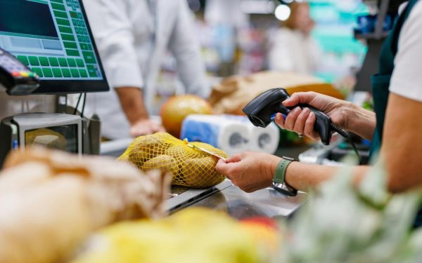 O femeie care lucra ca casieră într-un centru comercial din Modena, Italia, a fost concediată după ce nu a înregistrat la casă o oală şi o strecurătoare în valoare de 30 de euro