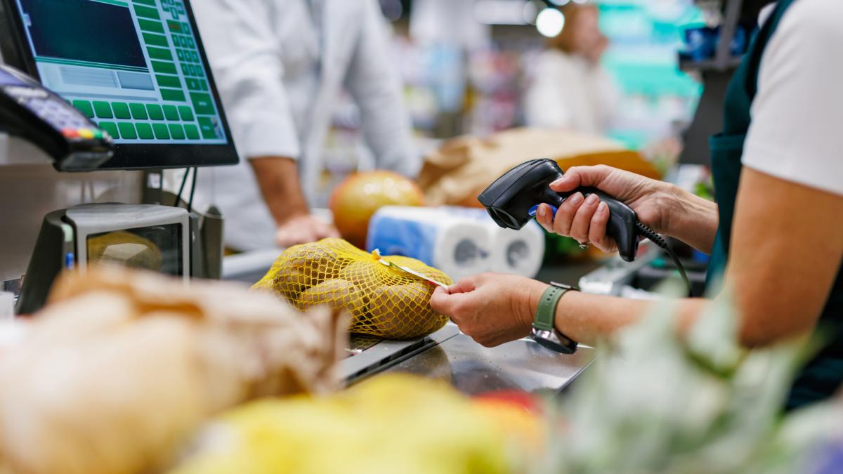 O femeie care lucra ca casieră într-un centru comercial din Modena, Italia, a fost concediată după ce nu a înregistrat la casă o oală şi o strecurătoare în valoare de 30 de euro