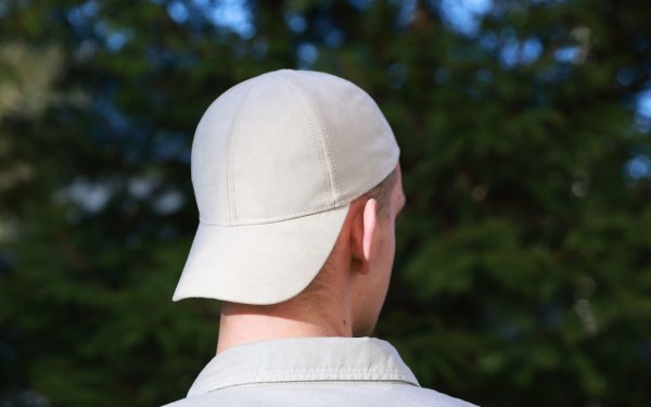 De ce unii poartă șapcă mereu: Ce spune psihologia despre acest obicei