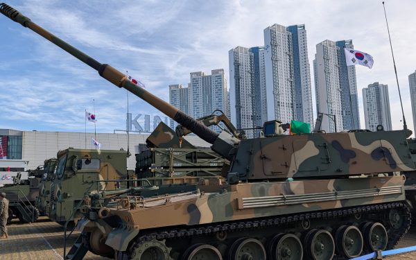 Artileria, cunoscută drept „regina câmpului de luptă”, nu este amenințată de popularitatea crescută a dronelor, conform declarațiilor unui expert în domeniul apărării