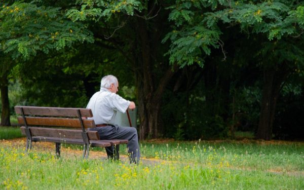 De ce sărbătorile adâncesc singurătatea: Un fenomen românesc