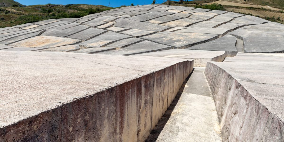 Beton peste un oraș: Un „Pompeii modern” devine artă contemporană