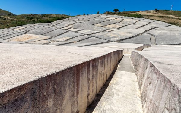 Beton peste un oraș: Un „Pompeii modern” devine artă contemporană