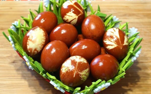 Ouă roșii, ca-n copilărie: gospodinele aleg sfecla, metoda-vedetă!