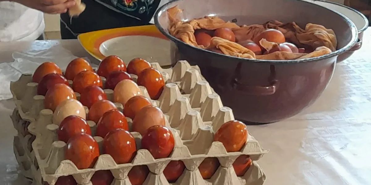 Tradiție la Timișeni: Peste 1.000 de ouă vopsite eco cu coji de ceapă