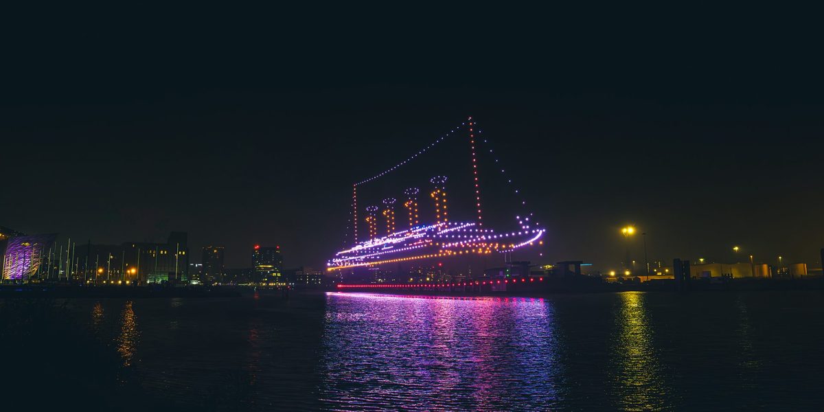 Un spectacol impresionant realizat prin utilizarea a aproape 1.000 de drone a avut loc recent în portul Belfast, marcând lansarea campaniei Made Of Here a BBC în Irlanda de Nord