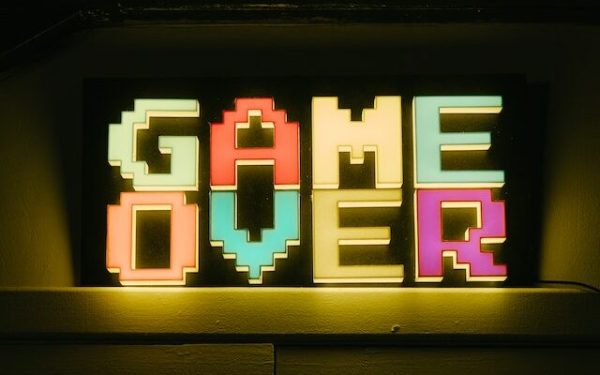 Primăriile din Timiș care decid să închidă sălile de jocuri de noroc vor putea accesa finanțări pentru școli și grădinițe Autoritățile județene din Timiș au anunțat un mecanism prin care primăriile care decid să închidă sau să restricționeze funcționarea sălilor de jocuri de noroc vor primi fonduri destinate proiectelor pentru infrastructura educațională, precum construirea sau modernizarea școlilor și grădinițelor