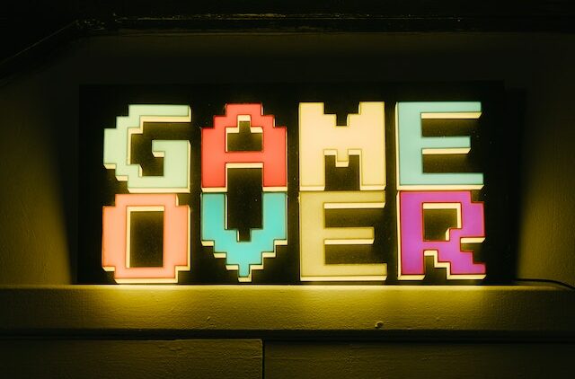 Primăriile din Timiș care decid să închidă sălile de jocuri de noroc vor putea accesa finanțări pentru școli și grădinițe Autoritățile județene din Timiș au anunțat un mecanism prin care primăriile care decid să închidă sau să restricționeze funcționarea sălilor de jocuri de noroc vor primi fonduri destinate proiectelor pentru infrastructura educațională, precum construirea sau modernizarea școlilor și grădinițelor