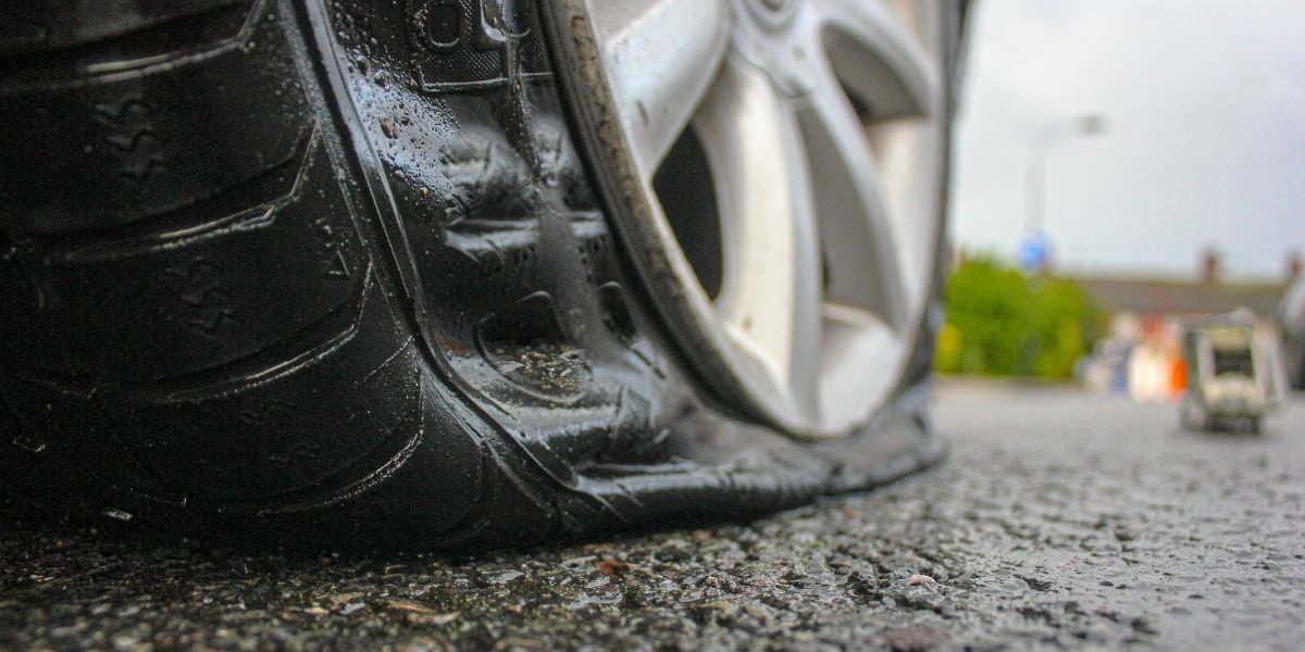 Noua ”țeapă” cu pana de cauciuc: Cum să te ferești de hoți, la schimbarea roții