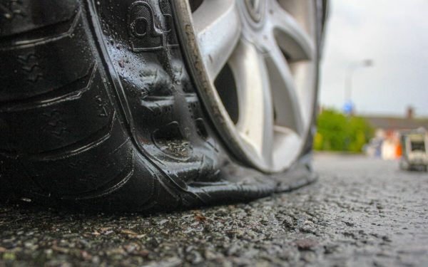 Noua ”țeapă” cu pana de cauciuc: Cum să te ferești de hoți, la schimbarea roții