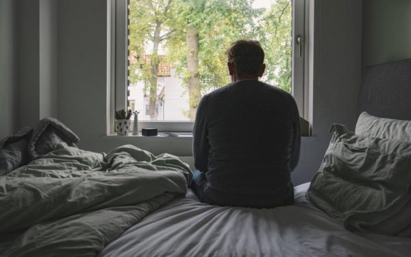 Singurătatea afectează memoria, dar nu grăbește declinul mental