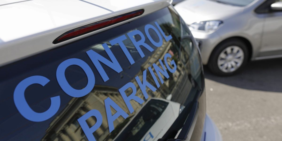 Primăria Capitalei a promulgat joi, 2 aprilie, două proiecte de hotărâre ce vizează eliminarea parcărilor gratuite pentru anumite categorii de autovehicule, într-un mod ce ridică semne de întrebare cu privire la transparență și modul de gestionare a dezbaterii publice