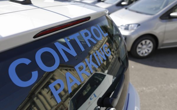 Primăria Capitalei a promulgat joi, 2 aprilie, două proiecte de hotărâre ce vizează eliminarea parcărilor gratuite pentru anumite categorii de autovehicule, într-un mod ce ridică semne de întrebare cu privire la transparență și modul de gestionare a dezbaterii publice