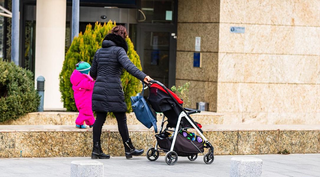 Jumătate dintre părinții români care muncesc în străinătate nu vor petrece Paștele acasă cu copiii lor Aproximativ 45% dintre părinții din România care lucrează în străinătate nu vor fi prezenți alături de copiii lor de Paște