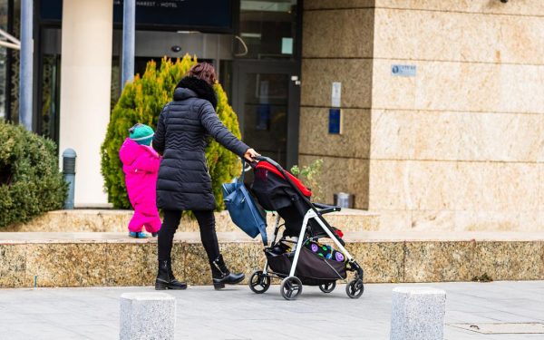 Jumătate dintre părinții români care muncesc în străinătate nu vor petrece Paștele acasă cu copiii lor Aproximativ 45% dintre părinții din România care lucrează în străinătate nu vor fi prezenți alături de copiii lor de Paște