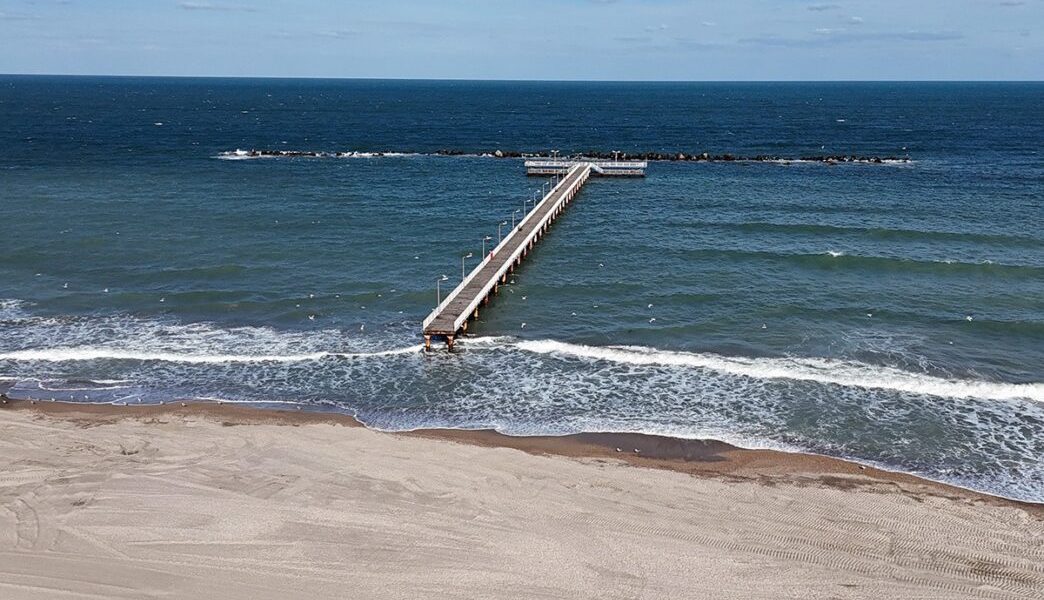 Mamaia: Pasarela ruginită stă închisă de 6 ani. Primăria Constanța amână reabilitarea