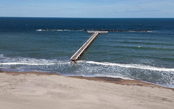 Mamaia: Pasarela ruginită stă închisă de 6 ani. Primăria Constanța amână reabilitarea