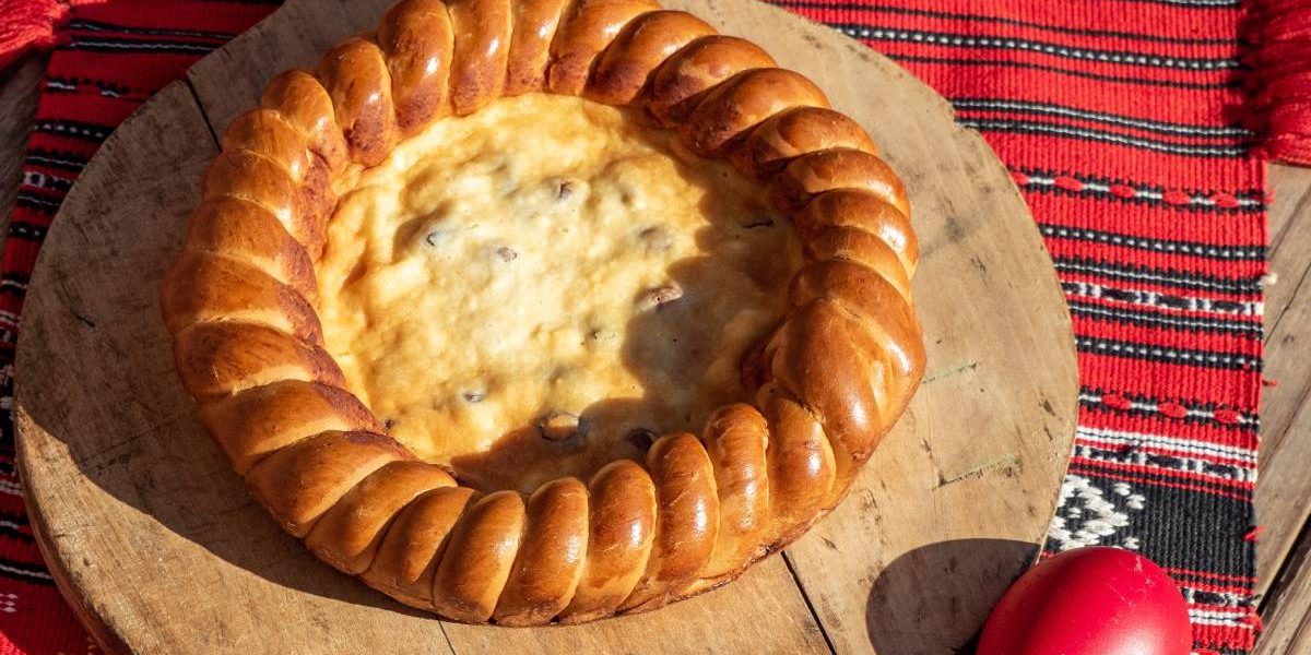 Pasca cu smântână, desertul tradițional care aduce bucurie pe mesele festive, poate fi preparată mai simplu decât credeți, oferind o textură fină și un gust desăvârșit