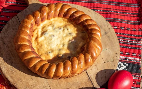 Pasca cu smântână, desertul tradițional care aduce bucurie pe mesele festive, poate fi preparată mai simplu decât credeți, oferind o textură fină și un gust desăvârșit