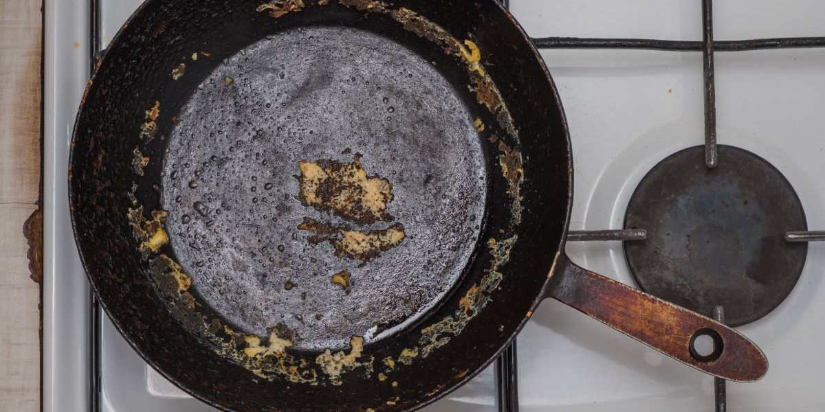 Cum scapi de grăsimea arsă din tigaia de fontă cu un truc genial