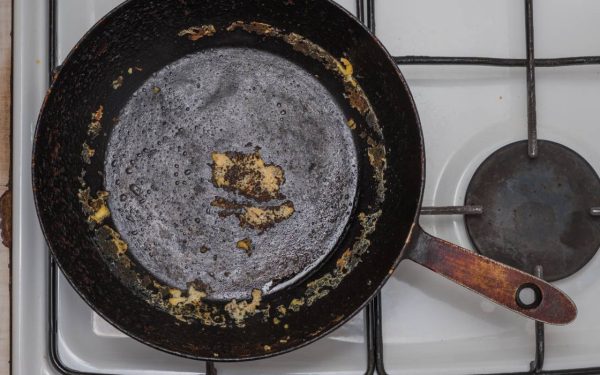 Cum scapi de grăsimea arsă din tigaia de fontă cu un truc genial