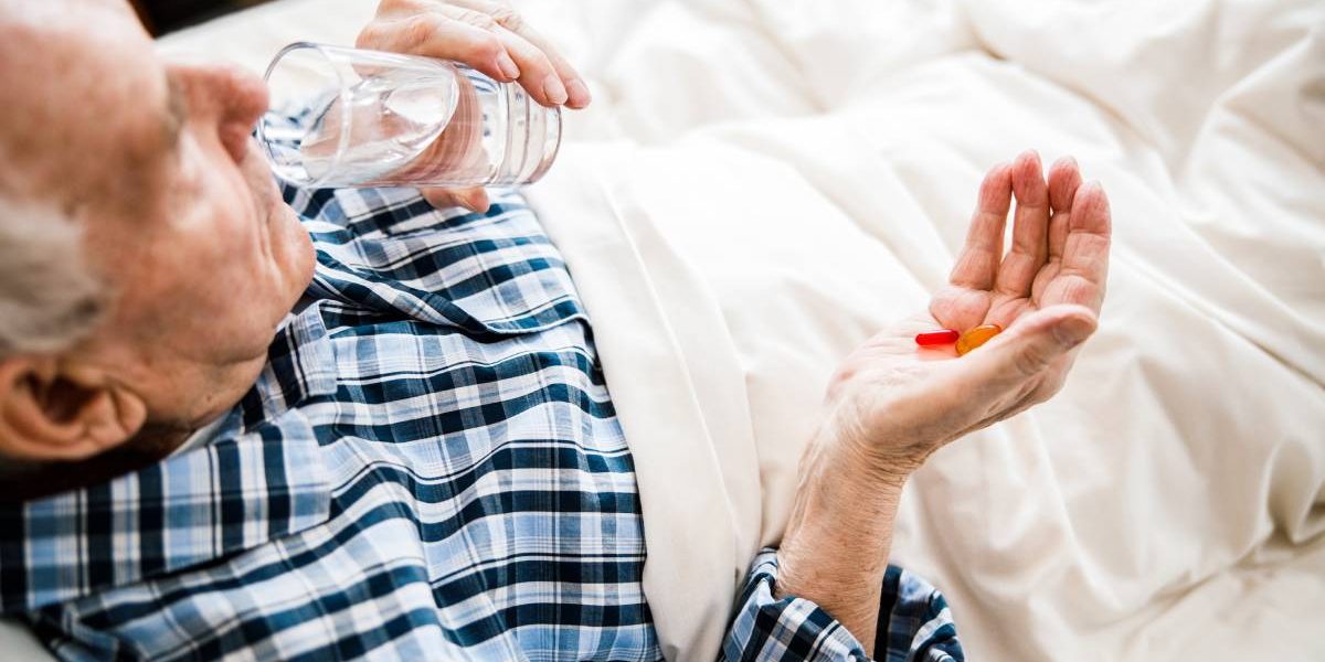 Obiceiuri banale care-ți fac rău: De ce e periculos să te pui în pat după medicament