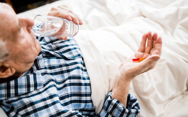 Obiceiuri banale care-ți fac rău: De ce e periculos să te pui în pat după medicament