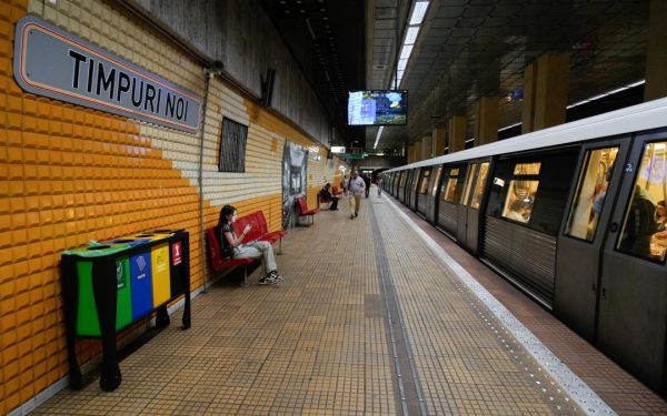 Peste 10.000 de oameni protestează împotriva scumpirii biletului de metrou din București