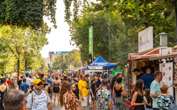 Locuitorii din zona Bulevardului Kiseleff au lansat o petiție pentru a stopa organizarea festivalurilor comerciale în parc, atrăgând atenția asupra impactului negativ al acestor evenimente asupra spațiului verde și a calității vieții în zonă
