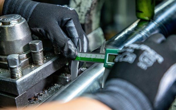 UE taie taxele la importuri, dar lovește cu taxe pe oțel