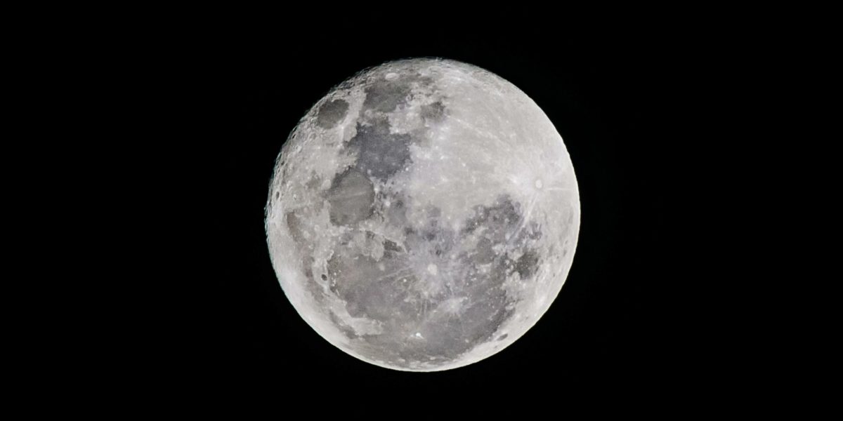 Artemis II a ajuns astăzi în spatele Lunii, marcând prima misiune umană către vecinul cosmic de după pauza lungă de la programul Apollo