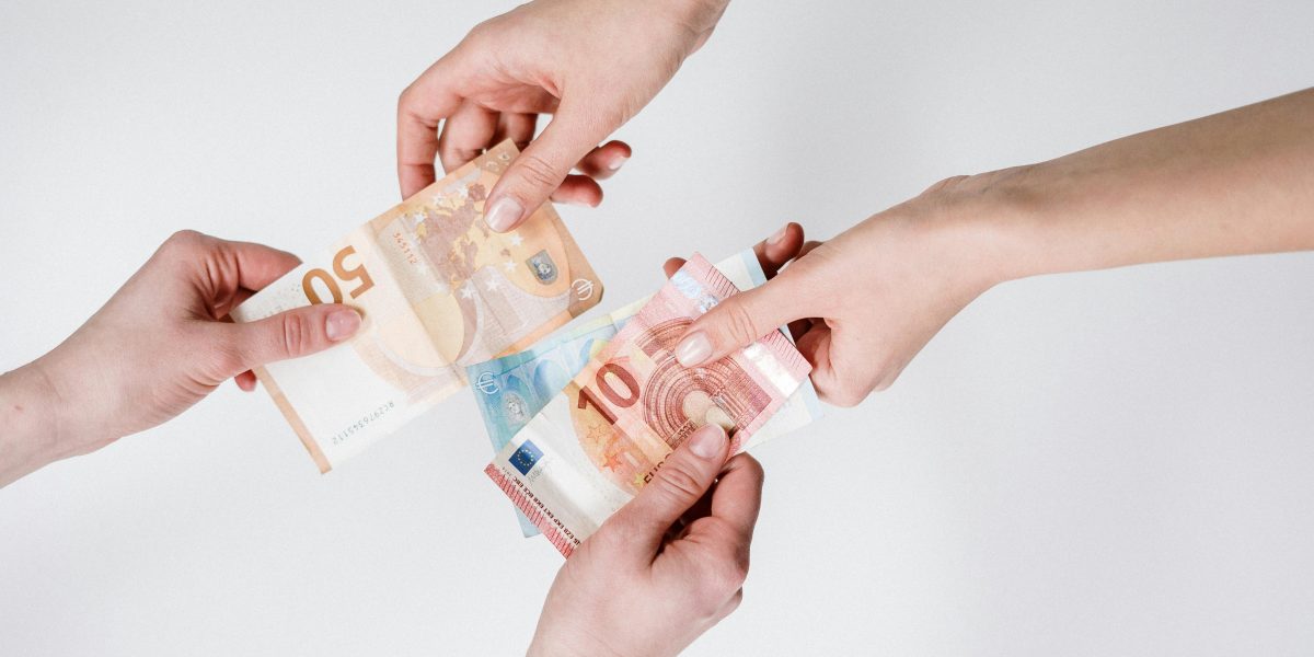 UE dă LEGE anticorupție: Amenzi URIAȘE și pedepse pentru companii