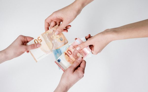 UE dă LEGE anticorupție: Amenzi URIAȘE și pedepse pentru companii