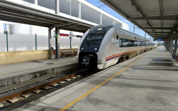 Tineri europeni, pregătiți-vă de aventură! Comisia Europeană oferă 40.000 de bilete de tren gratuite pentru programul DiscoverEU, prin care pot călători liber prin Europa timp de o lună