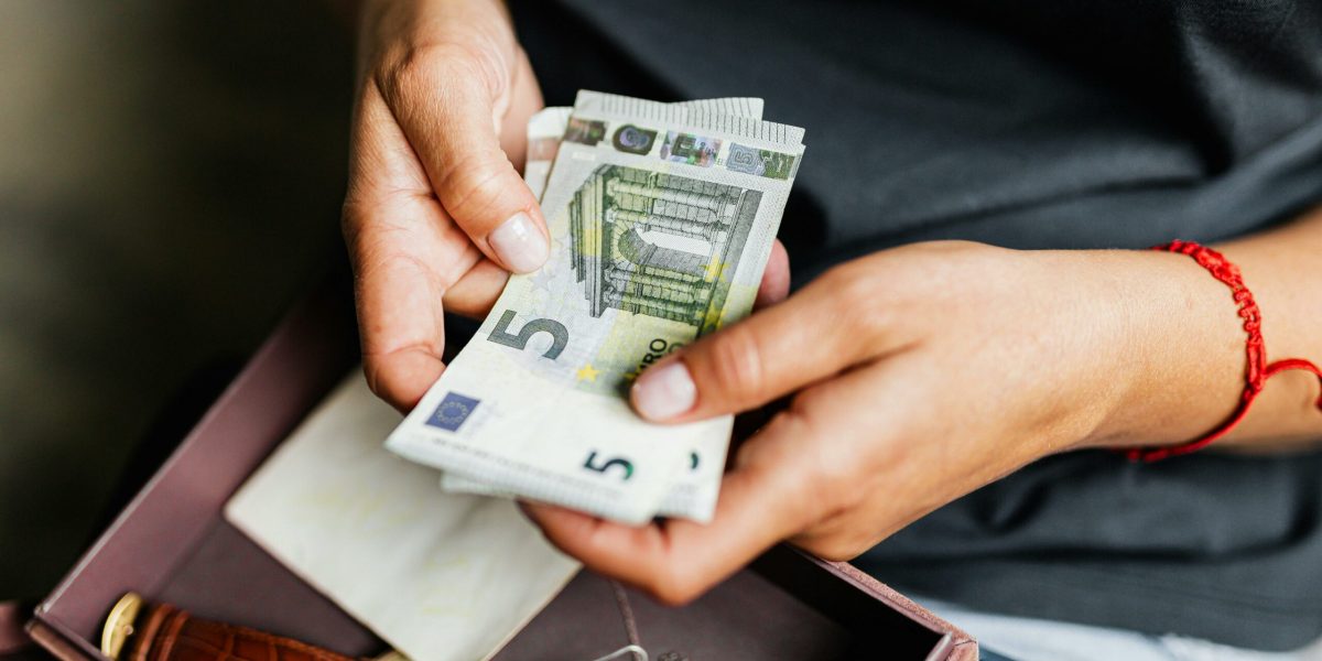 Reclamații: Românii au primit 173.000 de euro despăgubiri în trei luni
