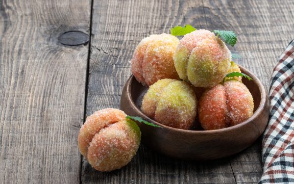 Piersici umplute, gustul copilăriei: rețeta de succes pentru un desert delicios