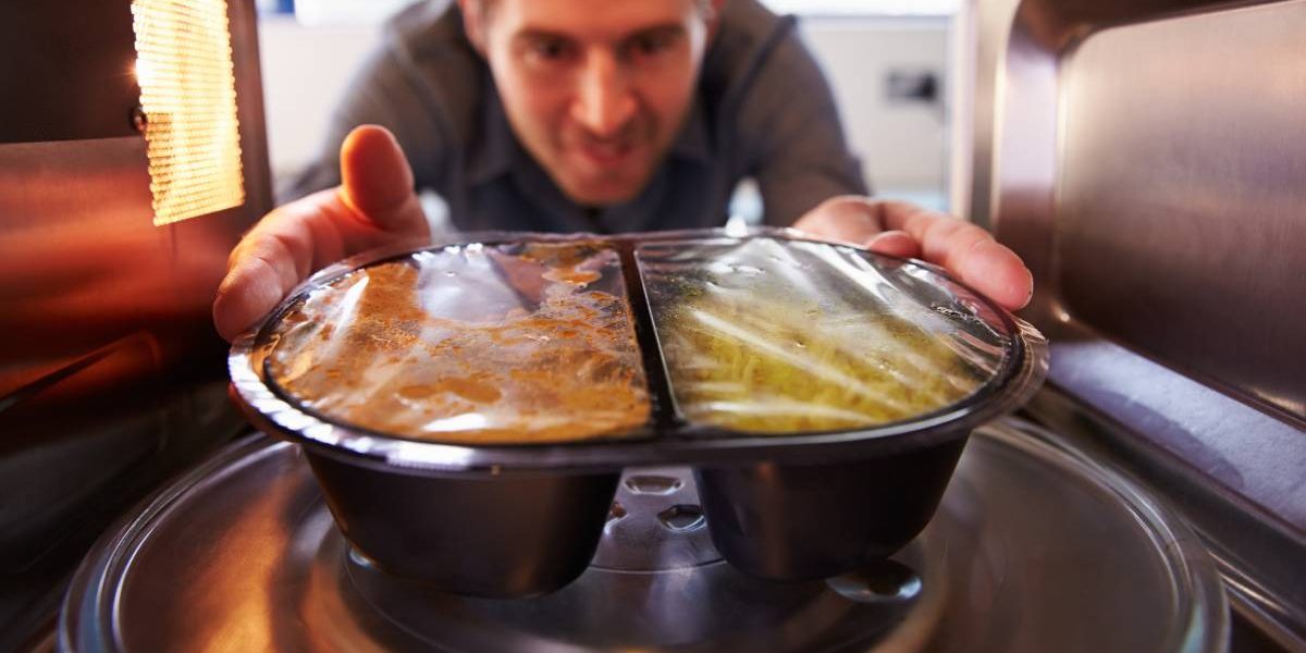 Un medic român a renunțat complet la utilizarea pungilor din plastic, după ce a analizat numeroase studii care evidențiază riscurile microplasticelor asupra sănătății