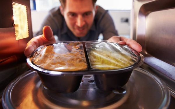 Un medic român a renunțat complet la utilizarea pungilor din plastic, după ce a analizat numeroase studii care evidențiază riscurile microplasticelor asupra sănătății