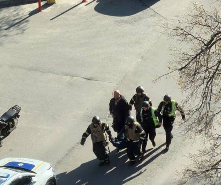 Ancheta la Kiev: Doi polițiști au fugit de gloanțe, abandonând civilii