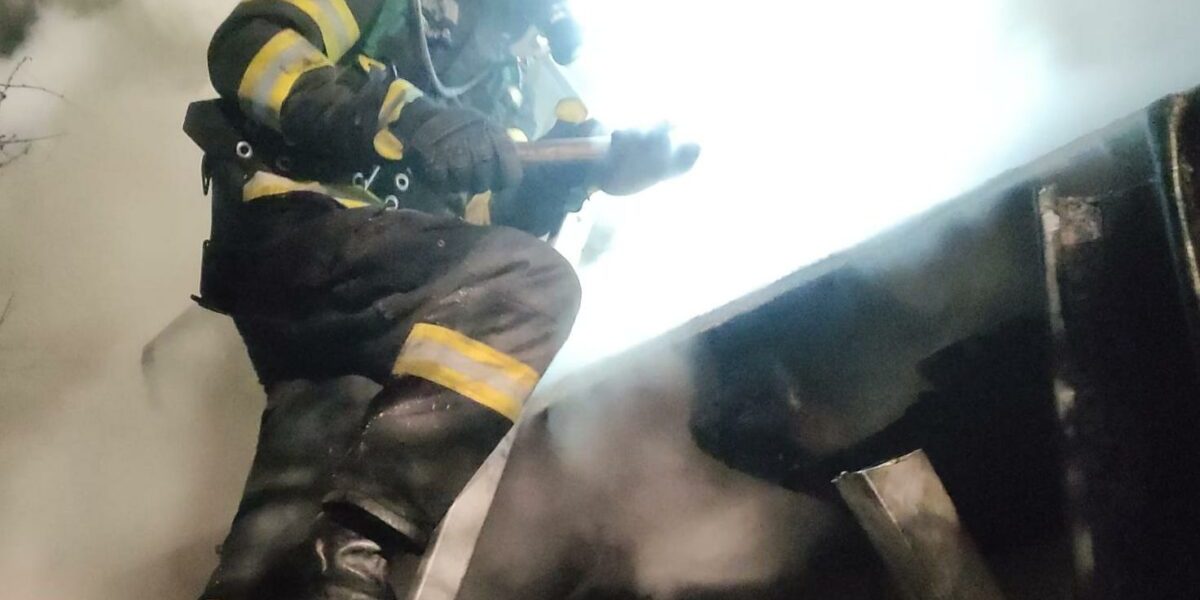 Incendiu devastator la un service auto din Galați: o victimă găsită, lupta continuă