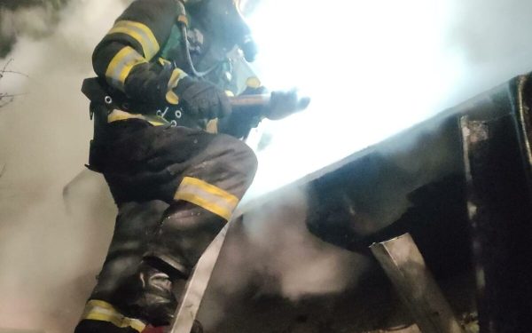 Incendiu devastator la un service auto din Galați: o victimă găsită, lupta continuă