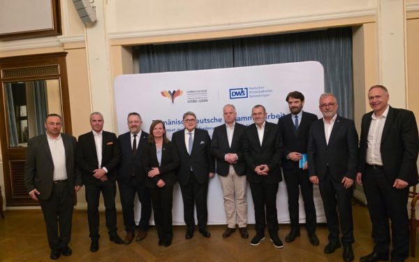 Producția industrială a scăzut, investitorii germani avertizează cu privire la blocarea investițiilor Producția industrială din România a înregistrat o scădere de 3,8%, iar vânzările din retail au coborât cu 6,5%