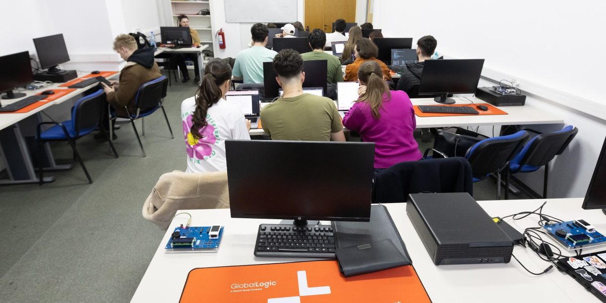 Facultatea de Automatică și Calculatoare din București, dotată cu laboratoare noi