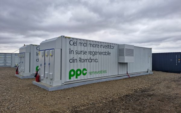 Proiect de stocare a energiei în valoare de aproape 130 milioane de lei, finanțat din fonduri europene Un nou pas în dezvoltarea surselor de energie regenerabilă din România a fost anunțat de PPC Renewables România, companie ce intenționează să extindă portofoliul său prin implementarea unui proiect de stocare a energiei electrice în baterii