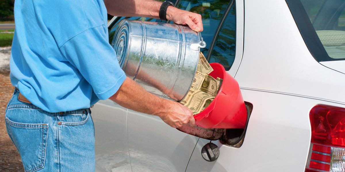 Valul de scumpiri la pompă a readus în discuție întrebarea dacă mai merită să conduci pe benzină sau motorină, pe fondul creșterii continue a prețurilor la carburanți