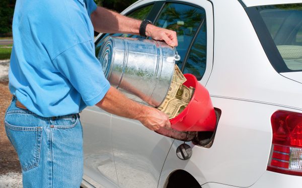 Valul de scumpiri la pompă a readus în discuție întrebarea dacă mai merită să conduci pe benzină sau motorină, pe fondul creșterii continue a prețurilor la carburanți